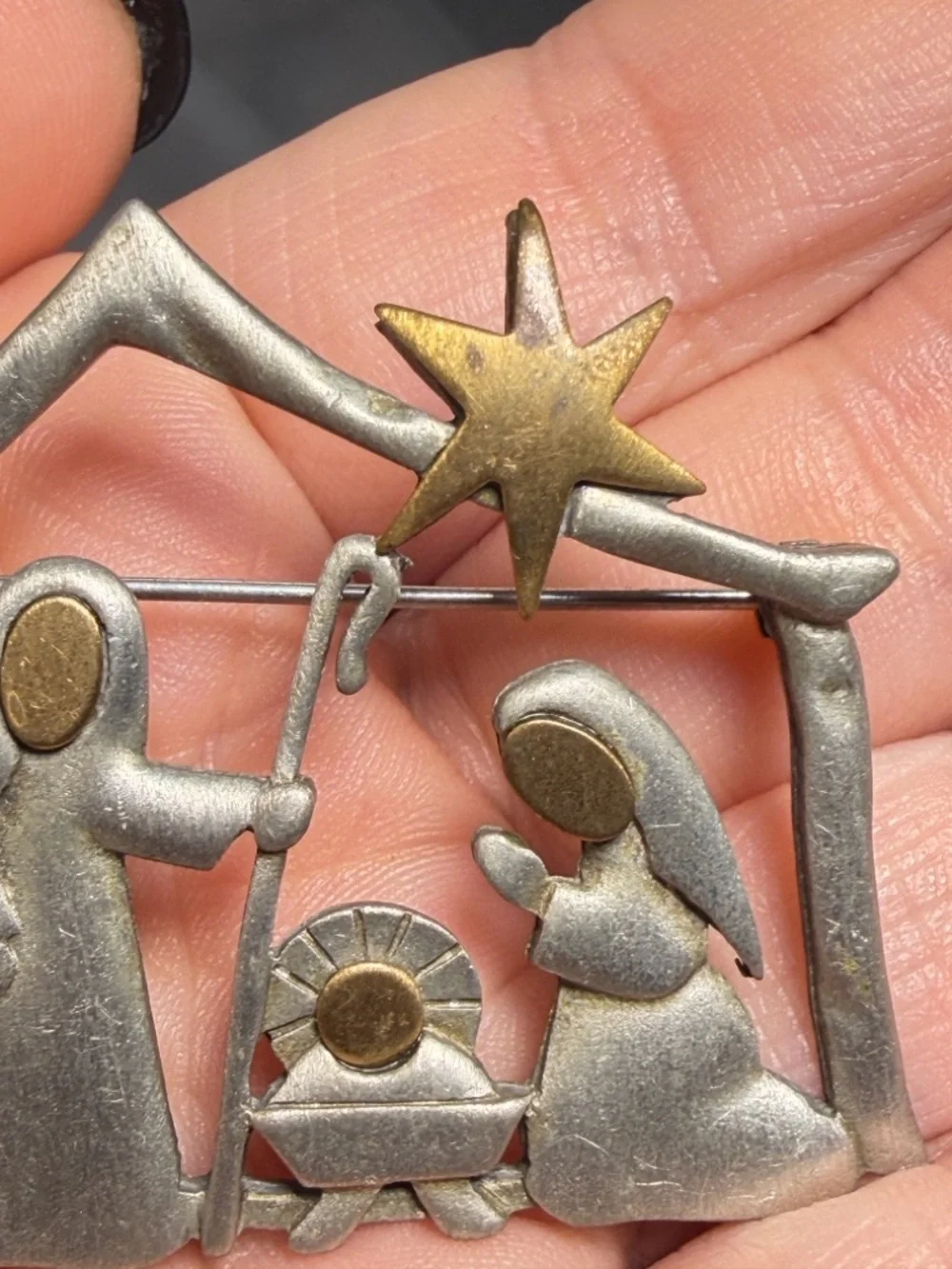 JJ Vintage Nativity Scene Brooch Two Tone Manger Mary Joseph Baby Jesus - Picture 8 of 8